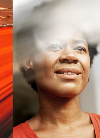 femme entrepreneur regardant fièrement par la fenêtre