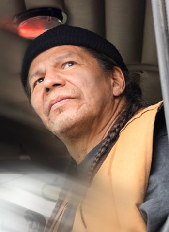 entrepreneur dans un camion regardant sur le côté
